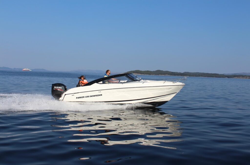 Parker 690 bow rider