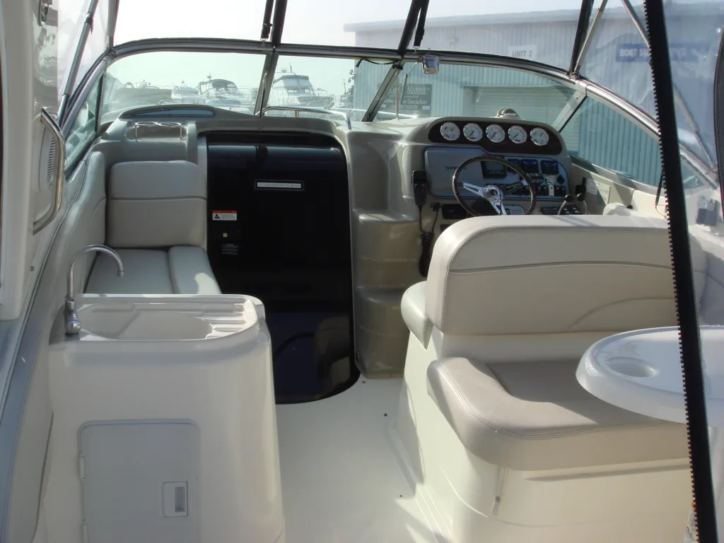 LARSON CABRIO 290 – MID CABIN SPORTS CRUISER full