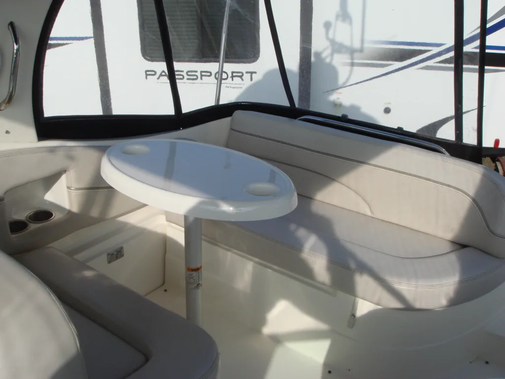 LARSON CABRIO 290 – MID CABIN SPORTS CRUISER full