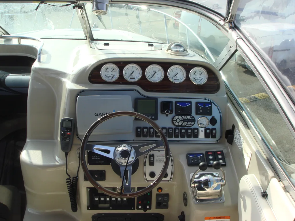 LARSON CABRIO 290 – MID CABIN SPORTS CRUISER full