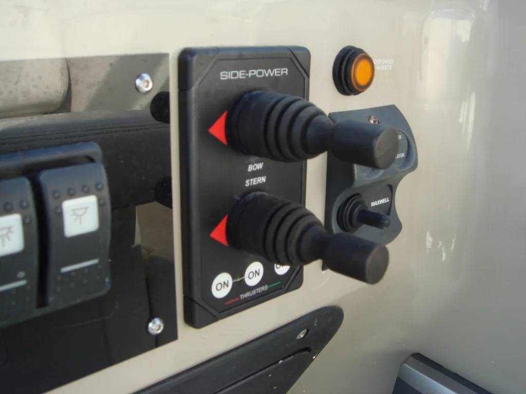 LARSON CABRIO 290 – MID CABIN SPORTS CRUISER full