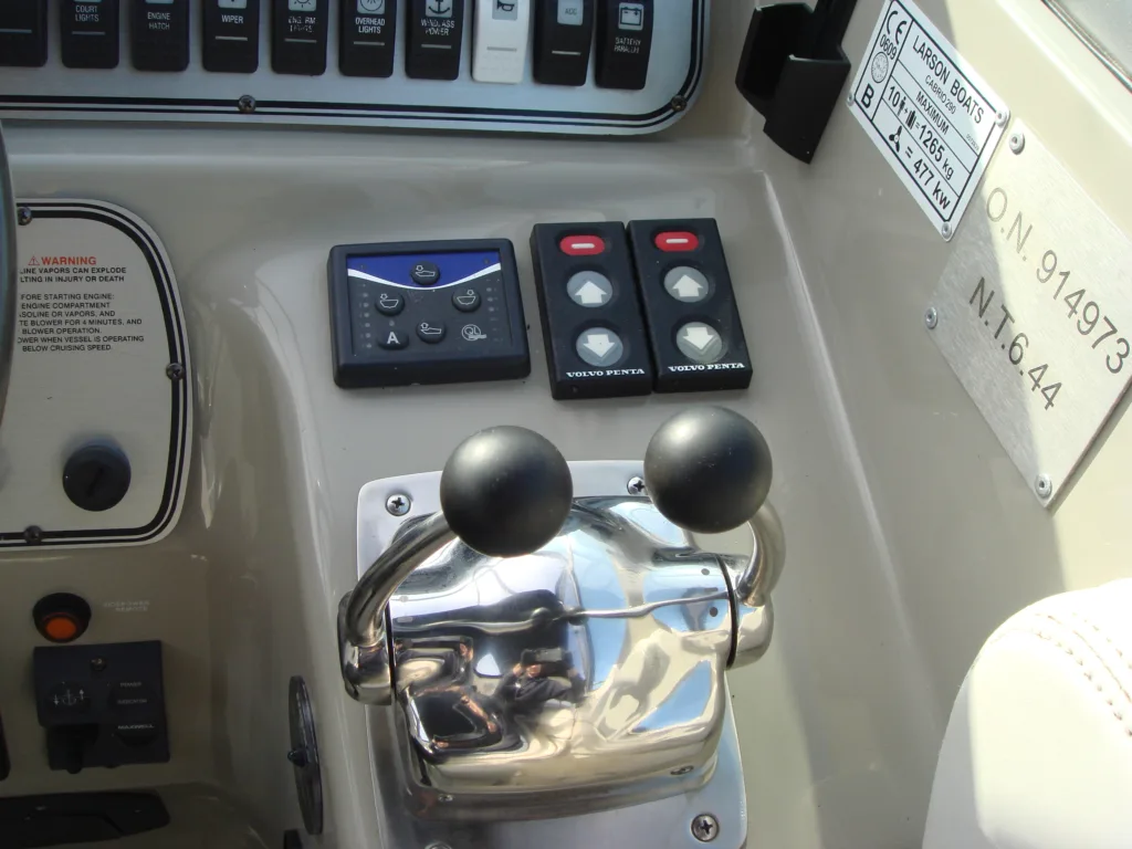 LARSON CABRIO 290 – MID CABIN SPORTS CRUISER full