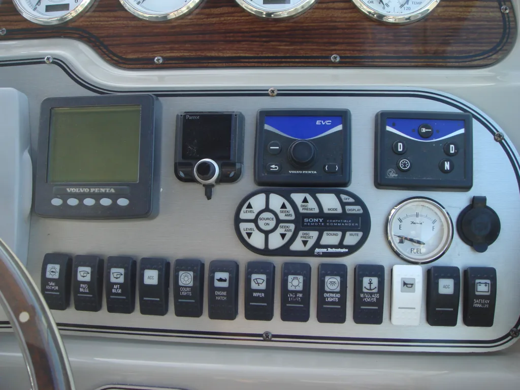 LARSON CABRIO 290 – MID CABIN SPORTS CRUISER full