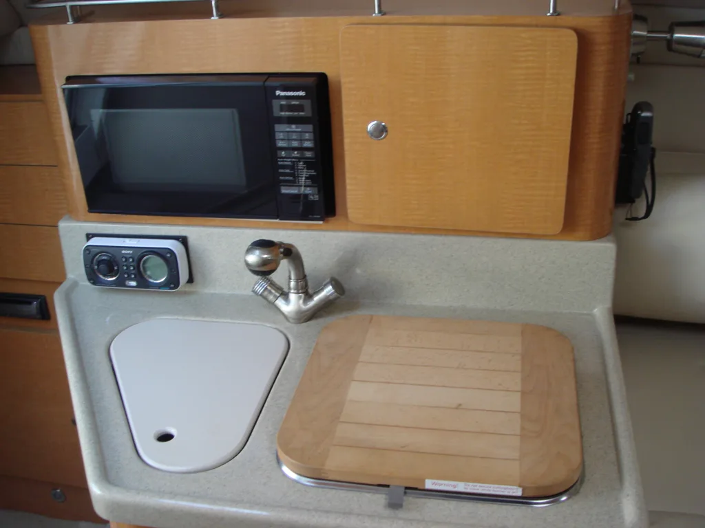 LARSON CABRIO 290 – MID CABIN SPORTS CRUISER full