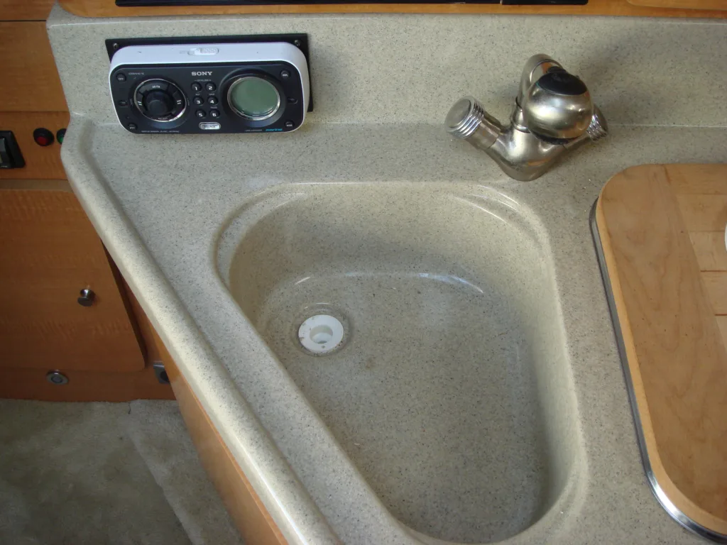 LARSON CABRIO 290 – MID CABIN SPORTS CRUISER full