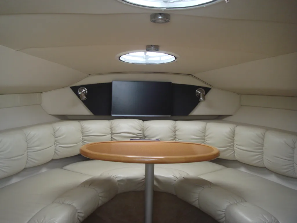 LARSON CABRIO 290 – MID CABIN SPORTS CRUISER full