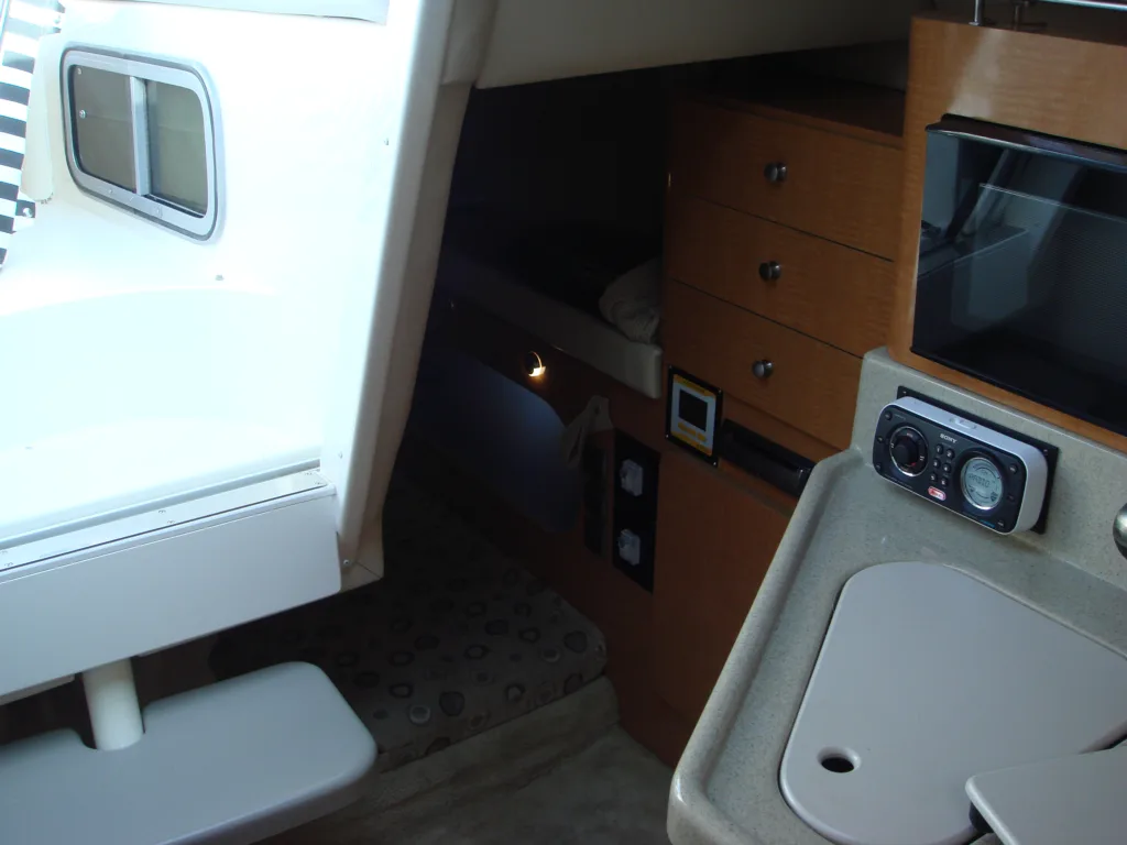 LARSON CABRIO 290 – MID CABIN SPORTS CRUISER full