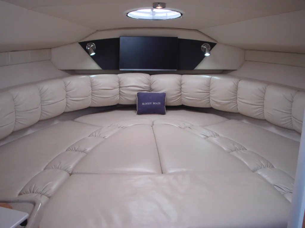 LARSON CABRIO 290 – MID CABIN SPORTS CRUISER full