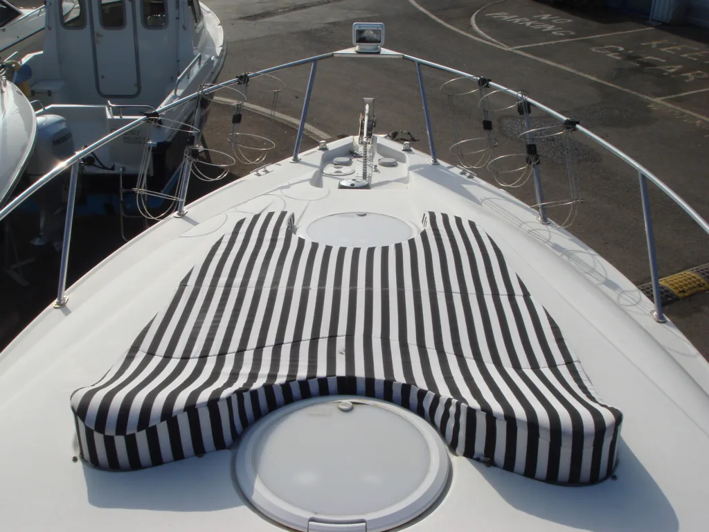 LARSON CABRIO 290 – MID CABIN SPORTS CRUISER full