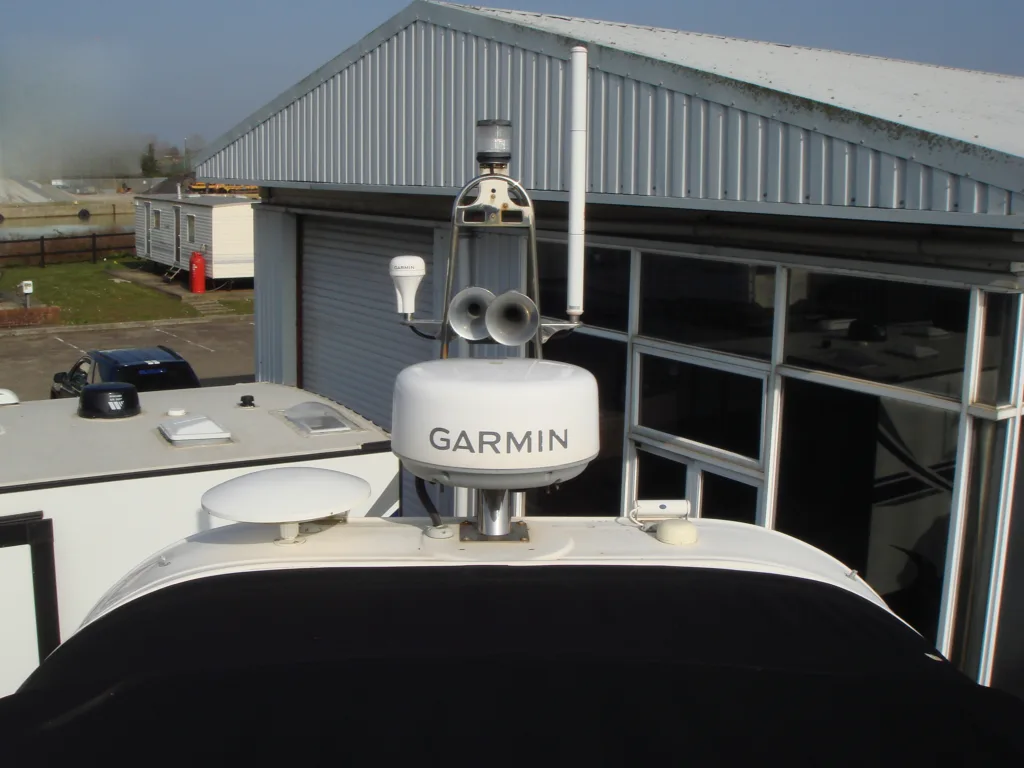 LARSON CABRIO 290 – MID CABIN SPORTS CRUISER full