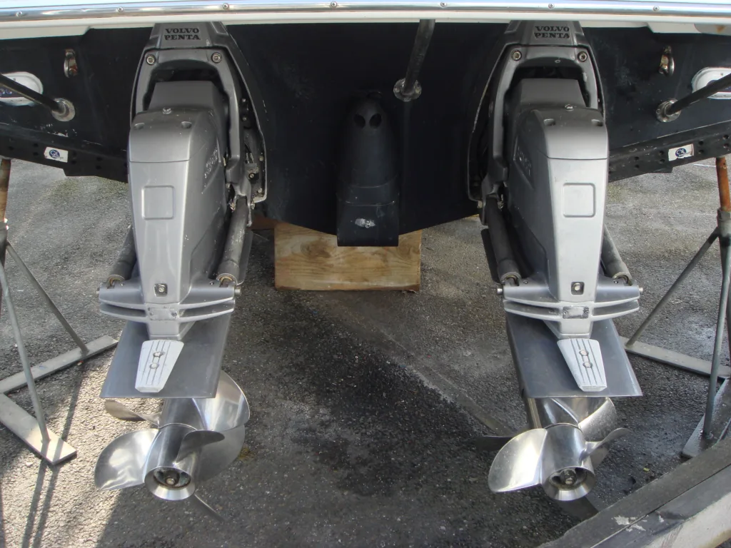 LARSON CABRIO 290 – MID CABIN SPORTS CRUISER full