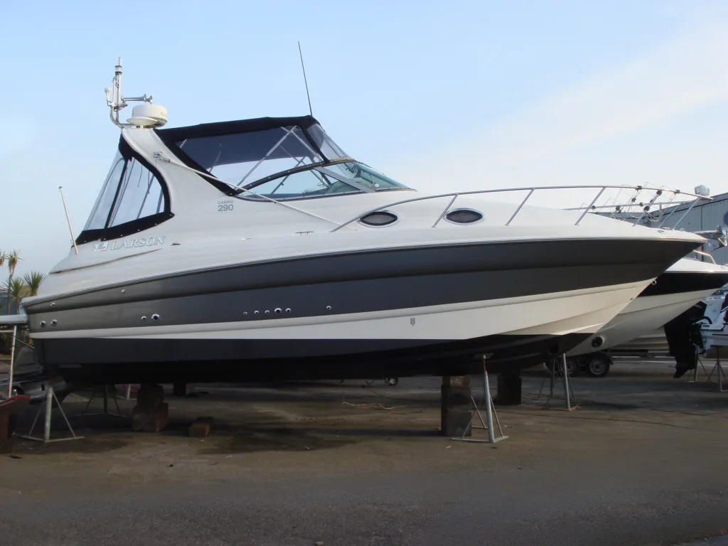 LARSON CABRIO 290 – MID CABIN SPORTS CRUISER full
