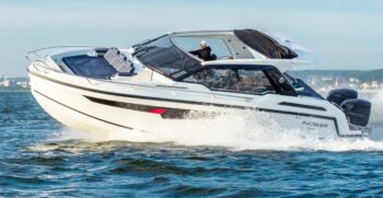 Parker Sorrento 100 speeding through the sea with spray coming up the sides