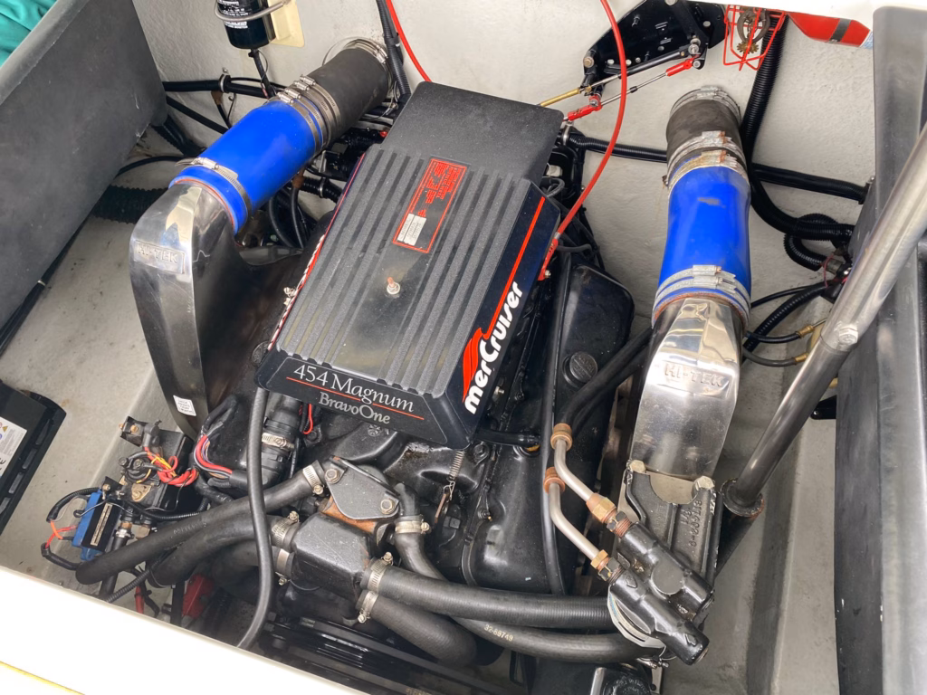 FORMULA 242 LS – EXCEPTIONAL PERFORMANCE, STYLE & BUILD QUALITY full