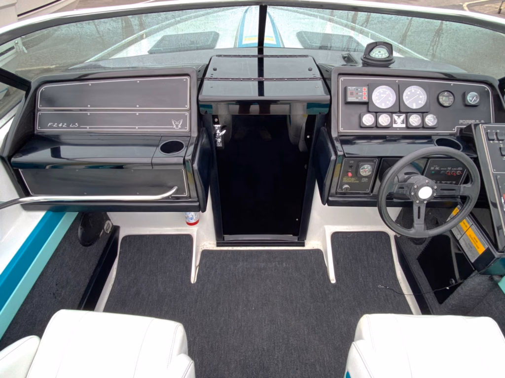 FORMULA 242 LS – EXCEPTIONAL PERFORMANCE, STYLE & BUILD QUALITY full