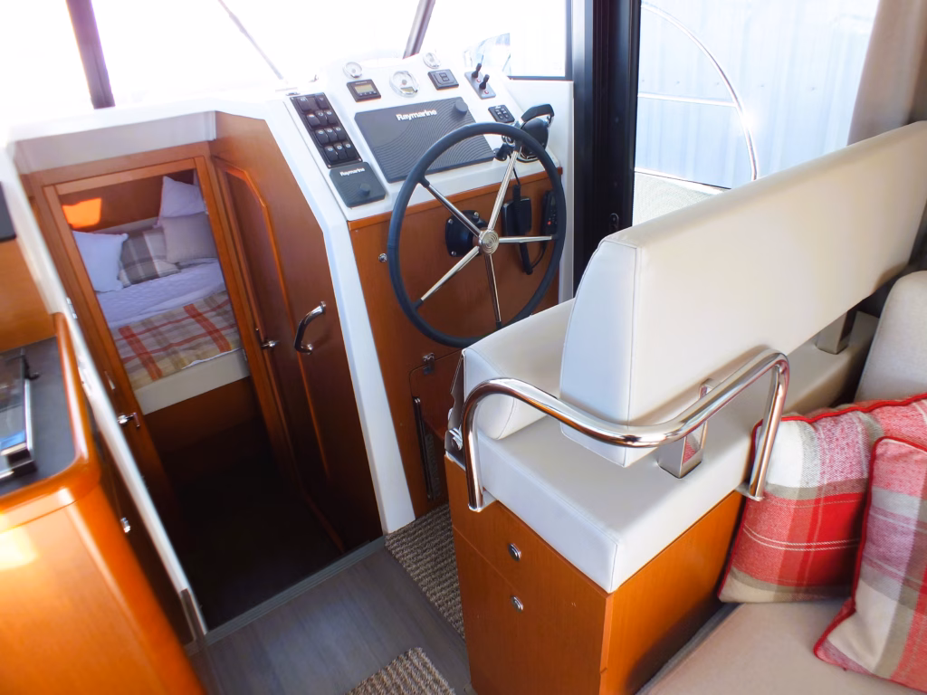 BENETEAU SWIFT TRAWLER 30 – STUNNING FLYBRIDGE CRUISER FOR SALE full