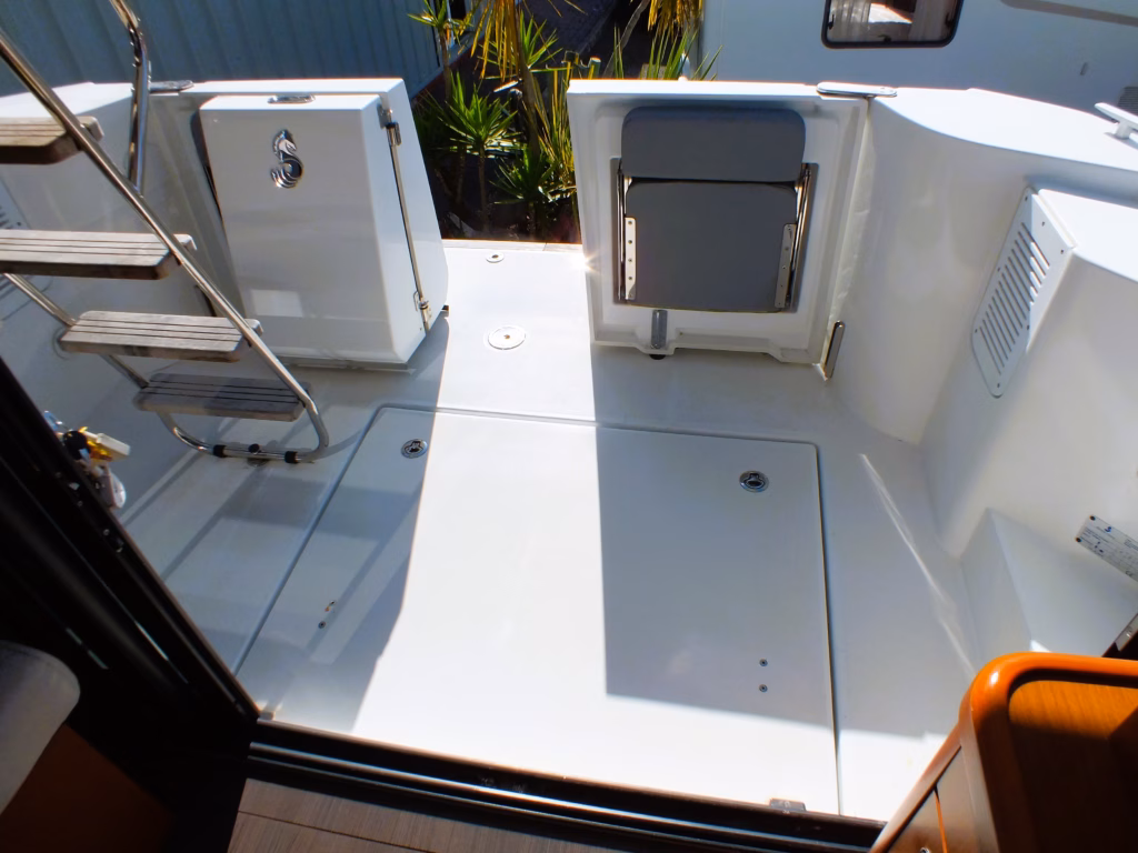 BENETEAU SWIFT TRAWLER 30 – STUNNING FLYBRIDGE CRUISER FOR SALE full