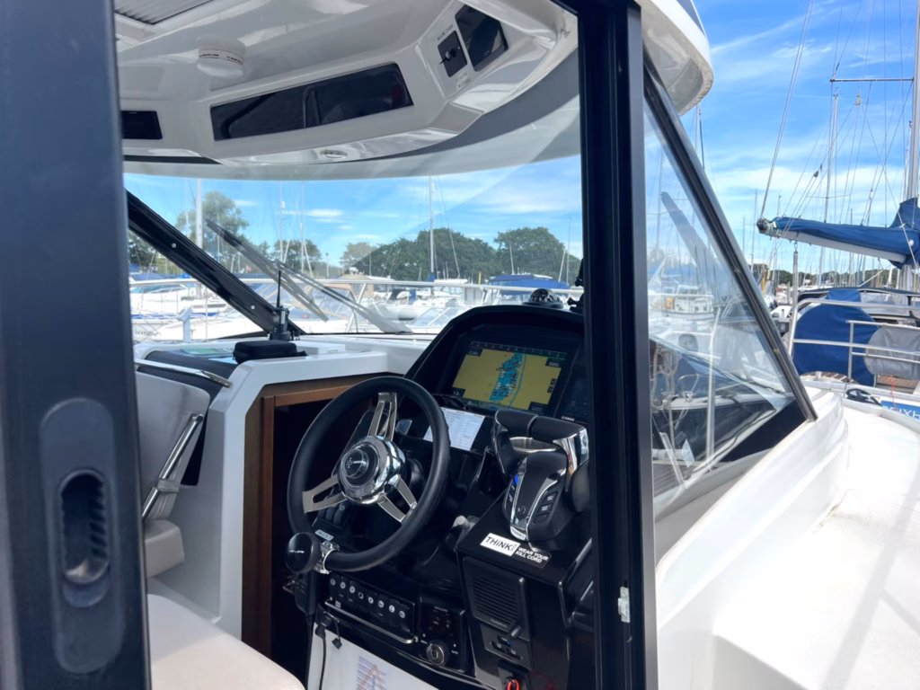 JEANNEAU MERRY FISHER 895 OFFSHORE – PREMIUM FAMILY CRUISER FOR SALE UK full