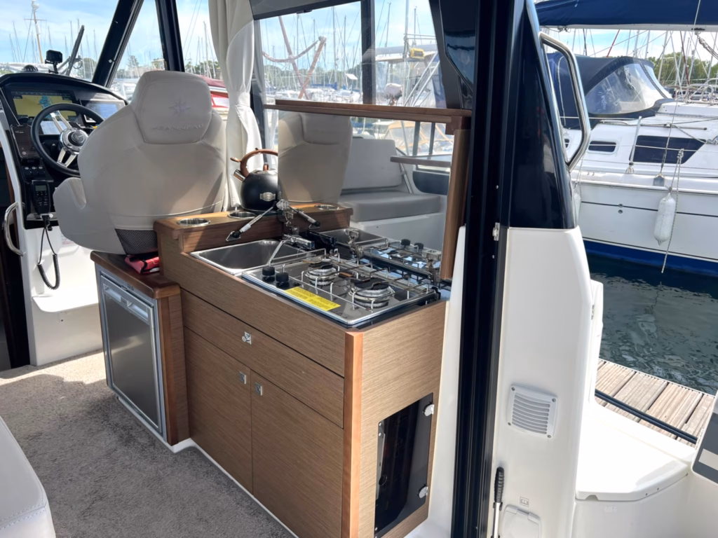 JEANNEAU MERRY FISHER 895 OFFSHORE – PREMIUM FAMILY CRUISER FOR SALE UK full