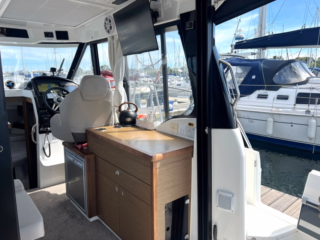 JEANNEAU MERRY FISHER 895 OFFSHORE – PREMIUM FAMILY CRUISER FOR SALE UK full