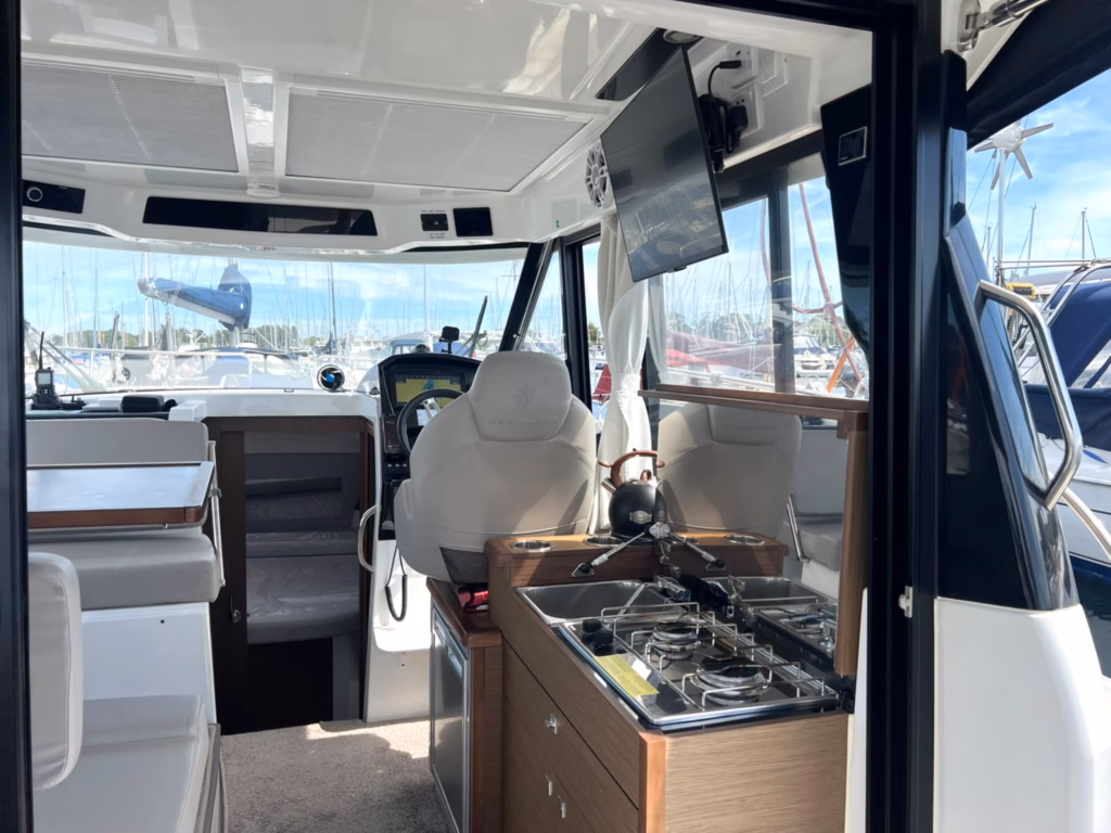 JEANNEAU MERRY FISHER 895 OFFSHORE – PREMIUM FAMILY CRUISER FOR SALE UK full
