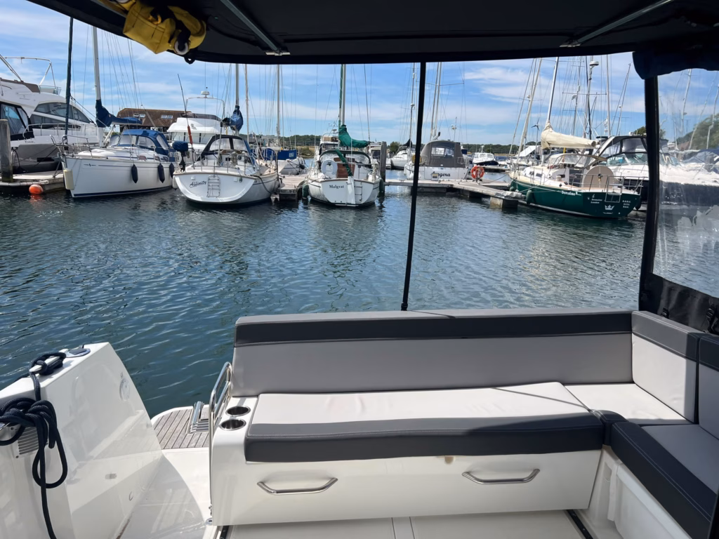 JEANNEAU MERRY FISHER 895 OFFSHORE – PREMIUM FAMILY CRUISER FOR SALE UK full