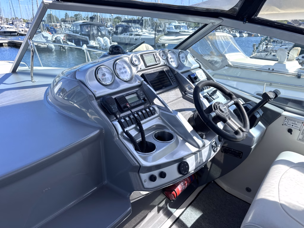 MONTEREY 315 SPORT CRUISER TWIN DIESEL – SPORT, SPACIOUS & READY TO GO full