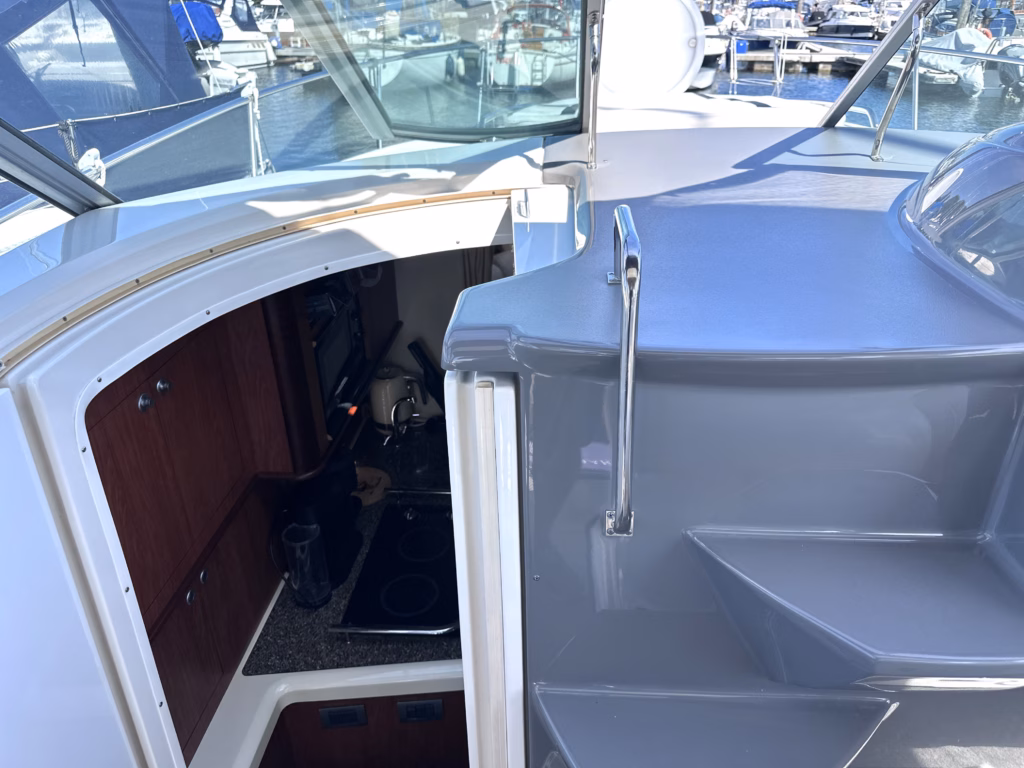 MONTEREY 315 SPORT CRUISER TWIN DIESEL – SPORT, SPACIOUS & READY TO GO full