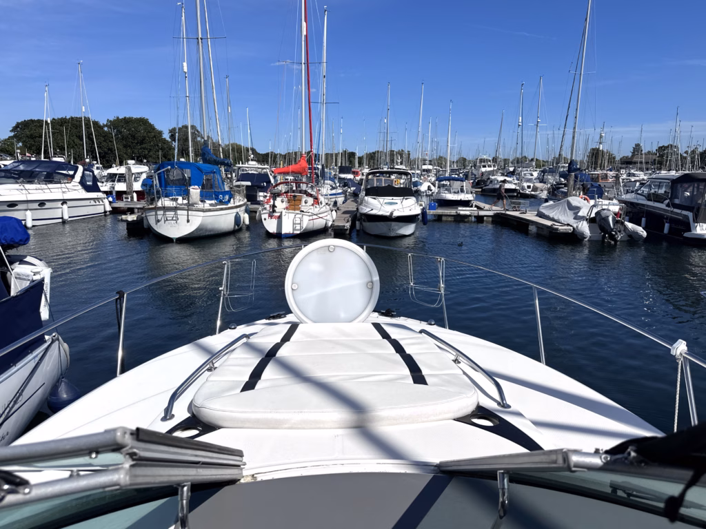 MONTEREY 315 SPORT CRUISER TWIN DIESEL – SPORT, SPACIOUS & READY TO GO full