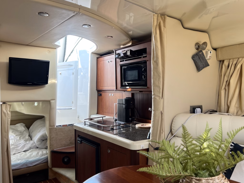 MONTEREY 315 SPORT CRUISER TWIN DIESEL – SPORT, SPACIOUS & READY TO GO full