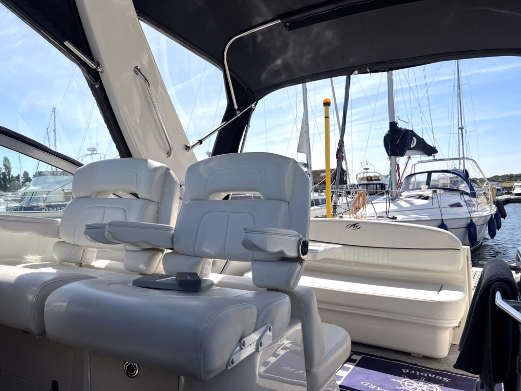 MONTEREY 315 SPORT CRUISER TWIN DIESEL – SPORT, SPACIOUS & READY TO GO full