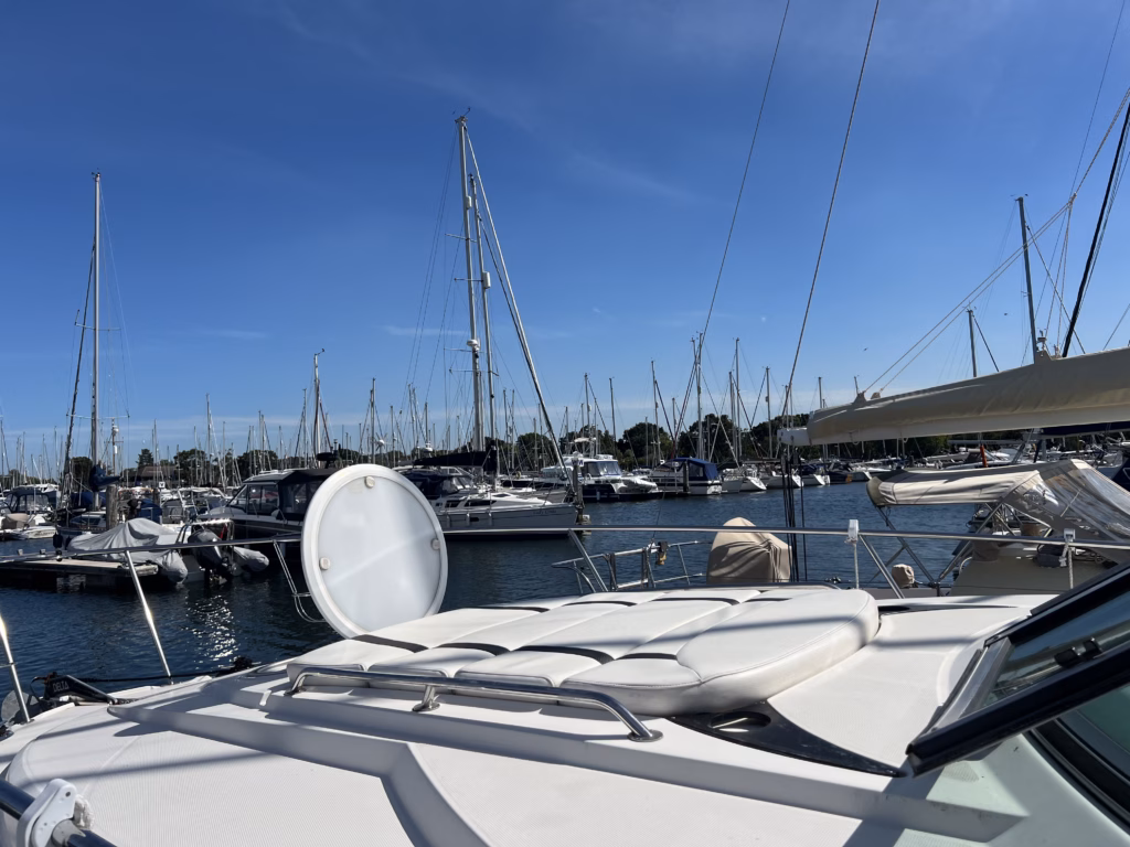 MONTEREY 315 SPORT CRUISER TWIN DIESEL – SPORT, SPACIOUS & READY TO GO full