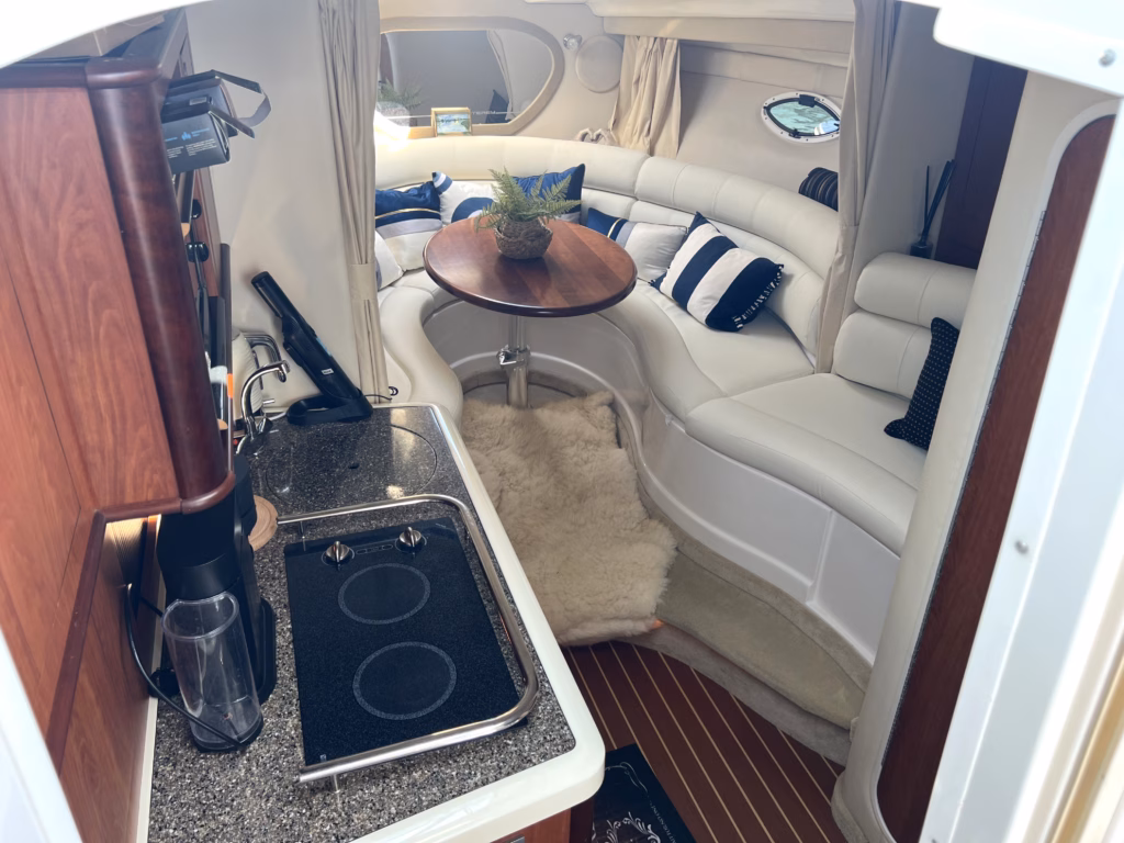 MONTEREY 315 SPORT CRUISER TWIN DIESEL – SPORT, SPACIOUS & READY TO GO full