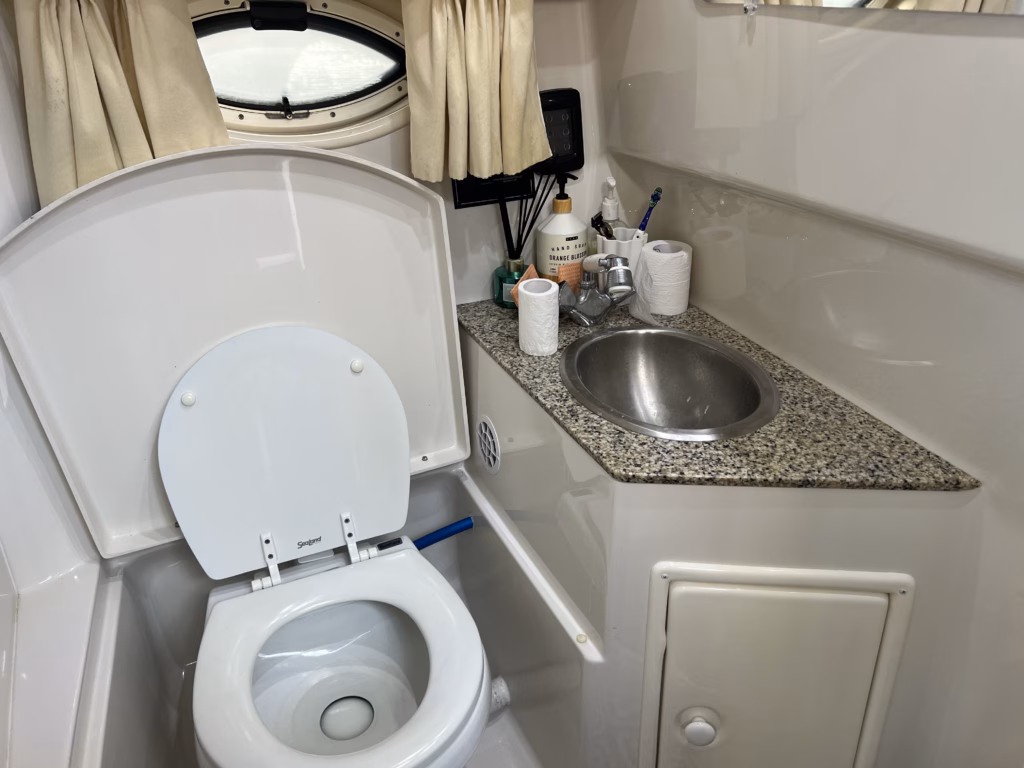 MONTEREY 315 SPORT CRUISER TWIN DIESEL – SPORT, SPACIOUS & READY TO GO full