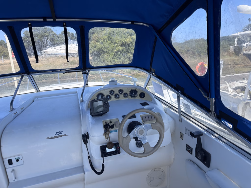 LARSON 254 CABRIO – FANTASTIC SPORTS CRUISER FOR SALE full