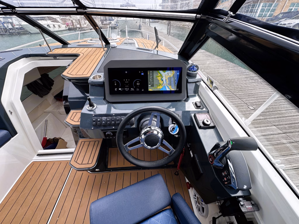 PARKER 800 CRUISER EX DEMO | PERFORMANCE MEETS WEEKEND COMFORT full